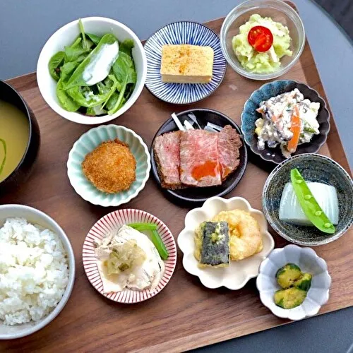 奈良県田原本町のカフェ「cafe arco」のランチメニュー、9種のおばんざいが並ぶ「おてしょランチ」