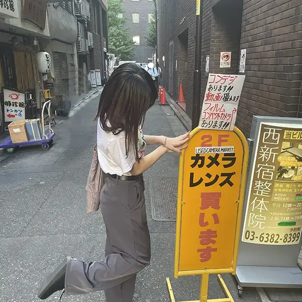 「新宿中古カメラ市場」の看板