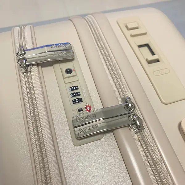 トラベルブランド「Aww」の機内持ち込み可能なスーツケース「Original Front Open -TRIP- 」のダイヤル式ロック