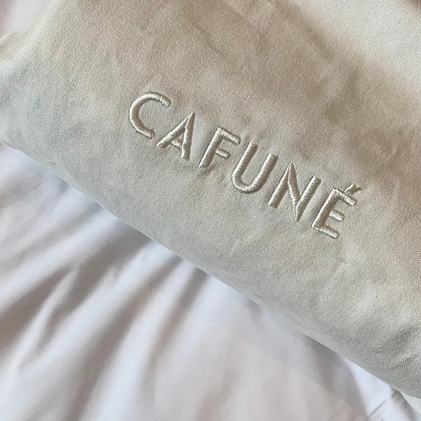 香港発のコンテンポラリーブランド「Cafuné」のバッグが入った巾着