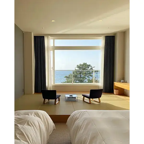 大きな窓から見えるオーシャンビューに思わずため息…今年の夏の目的地は和歌山県にあるホテル シーモアに決定