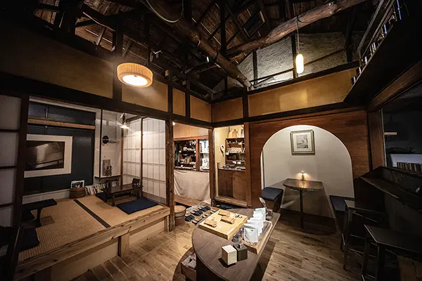 東京・北千住の路地裏にある古民家カフェ「KiKi北千住」の様子
