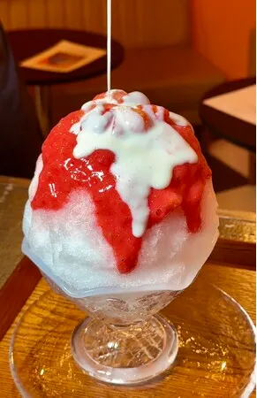 中町氷菓店が監修する「ナカメグロアイスマン」で楽しめる練乳かけ放題の「生イチゴ氷」と