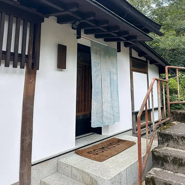 京都・大原にあるカフェ「Somushi ohara（ソムシ オオハラ）」の外観
