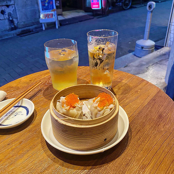 渋谷・道玄坂にある立ち飲みスタンド「KAMERA」の焼売とお茶割2杯