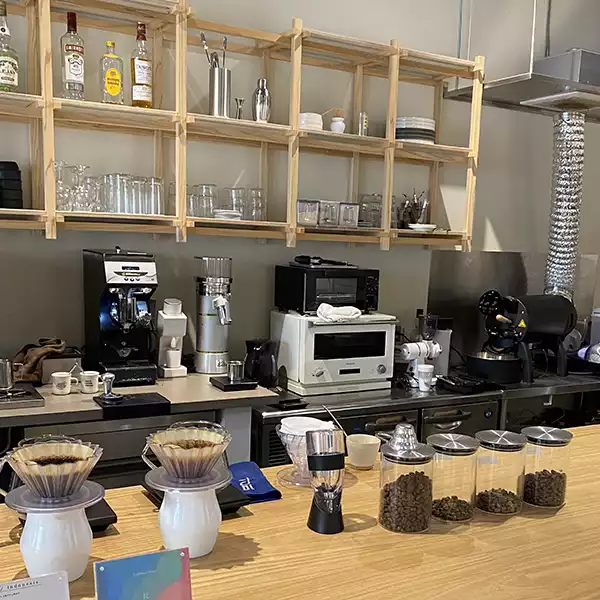 長崎県大村市にあるカフェ「coto × Layers coffee」の店内の様子