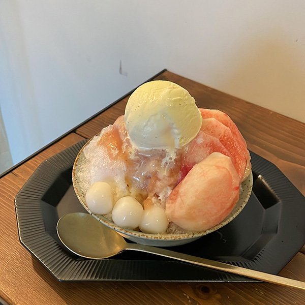 京都の「マル二カフェ」の桃のかき氷