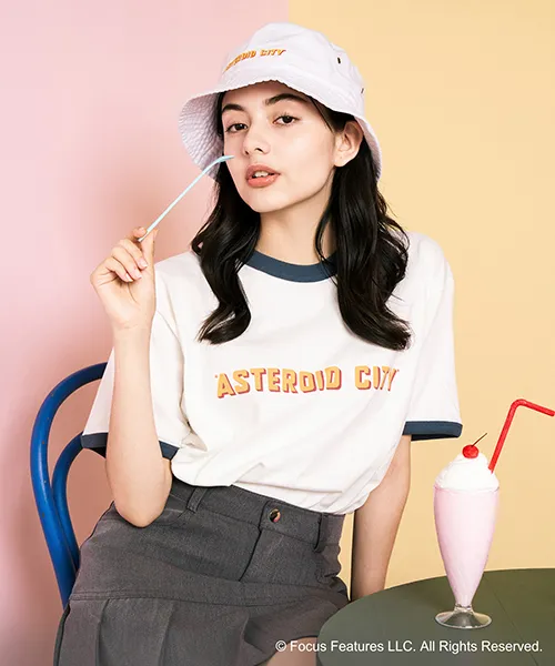 『アステロイド・シティ』とZOZOVILLAのコラボアイテムの「『Asteroid City × ZOZOVILLA』Ringer Tshirt」と「『Asteroid City × ZOZOVILLA』Bucket Hat」着用画像