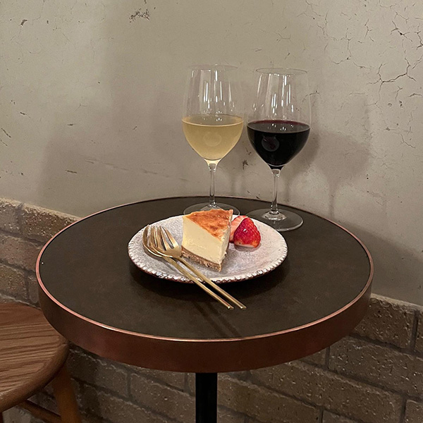 東京・学芸大学にあるワインショップ＆バー「lulu（ルル）」の人気スイーツ「チーズケーキ」