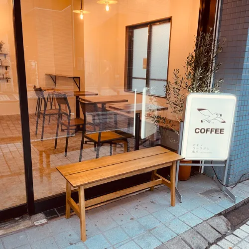 東京・亀有のコーヒースタンド兼カフェ「カモメロースタリ東京 カフェ」外観とベンチ
