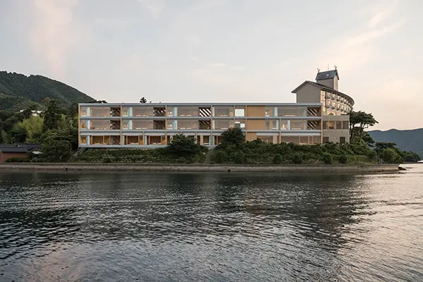島根県隠岐諸島の1つ、中ノ島・海士町に建つホテル「Entô（エントウ）」の外観