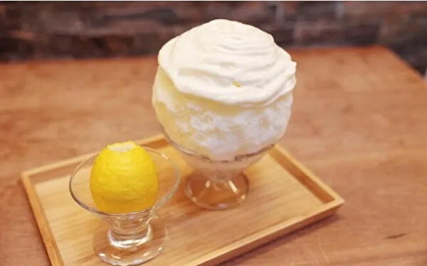 兵庫「にしのみや果汁店」の「レモンみるくのかき氷」