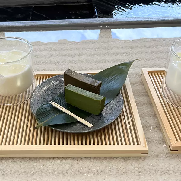 鎌倉の「RURU KAMAKURA」の羊羹テリーヌ／お抹茶とほうじ茶