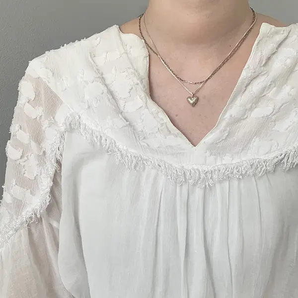 DEMETERの「baby oval necklace」の『silver』を他のネックレスと重ねて着用した画像