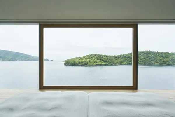 島根県隠岐諸島の1つ、中ノ島・海士町に建つホテル「Entô（エントウ）」の客室に設けられた大きな窓
