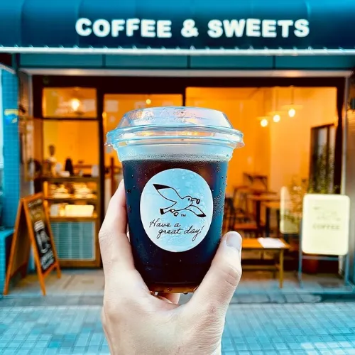 東京・亀有のコーヒースタンド兼カフェ「カモメロースタリ東京 カフェ」の外観とコーヒー