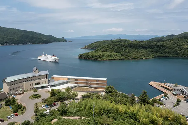 島根県隠岐諸島の1つ、中ノ島・海士町に建つホテル「Entô（エントウ）」の遠景