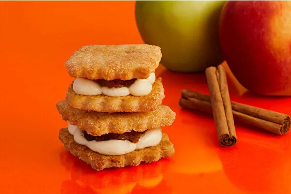 クラフトクッキーブランド「クッキー同盟」のポップアップ限定クッキーサンド「ハニースコッツサンド/アップルパイ」