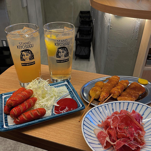 渋谷にある立ち飲み居酒屋「STAND KIYOSUGU 渋谷道玄坂店」のソーセージ、串カツ、生ハムとお酒2杯