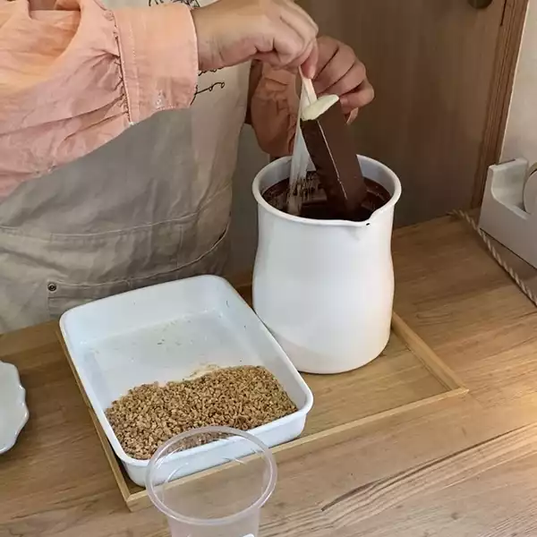長崎県にあるチョコレート専門店「chocolatier yamagoro」の「choco stick ice」を作っている様子