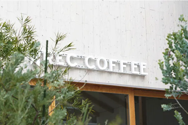 焙煎工場併設の「REC COFFEE 博多ロースタリー」外観