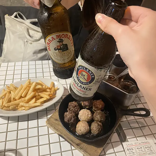 東京・新宿にあるミートボール専門店「World Meatball Classic」は世界中のビールを楽しめる