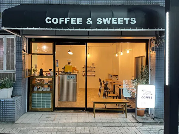 東京・亀有のコーヒースタンド兼カフェ「カモメロースタリ東京 カフェ」の外観