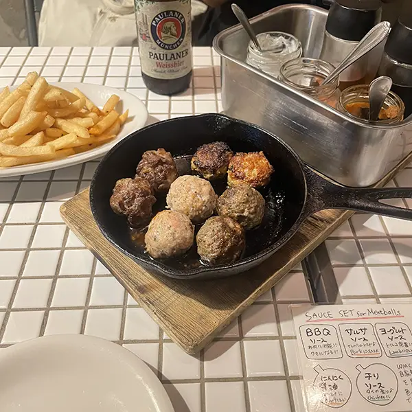 東京・新宿にあるミートボール専門店「World Meatball Classic」で人気の食べ比べセット『8 ball set』
