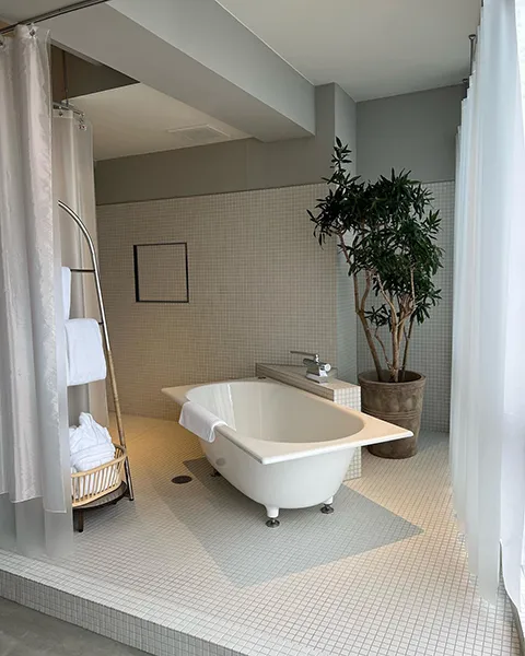 石川・金沢のホテル「香林居」の一室のバスルーム