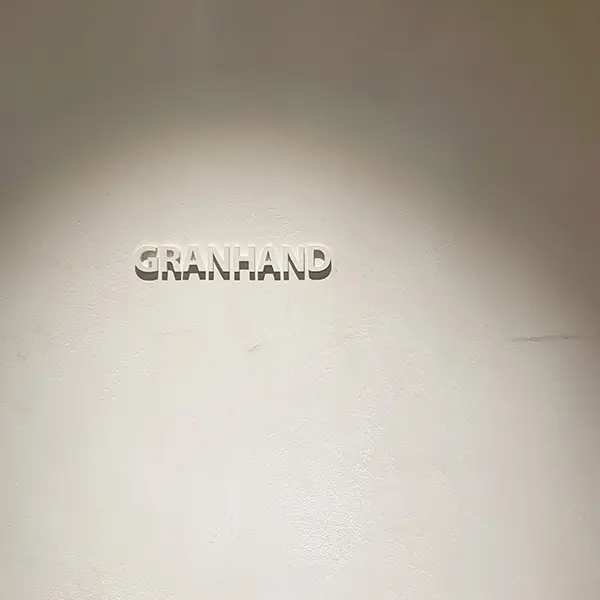韓国・ソウルのドサンにあるフレグランスブランド「GRANHAND.」の看板