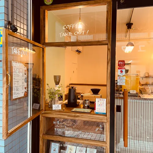 東京・亀有のコーヒースタンド兼カフェ「カモメロースタリ東京 カフェ」のテイクアウト窓口