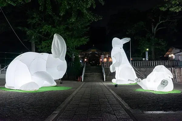 東京・下北沢のアートフェスティバル「ムーンアートナイト下北沢2023」で展示されるウサギの姿を模した『Intrude』