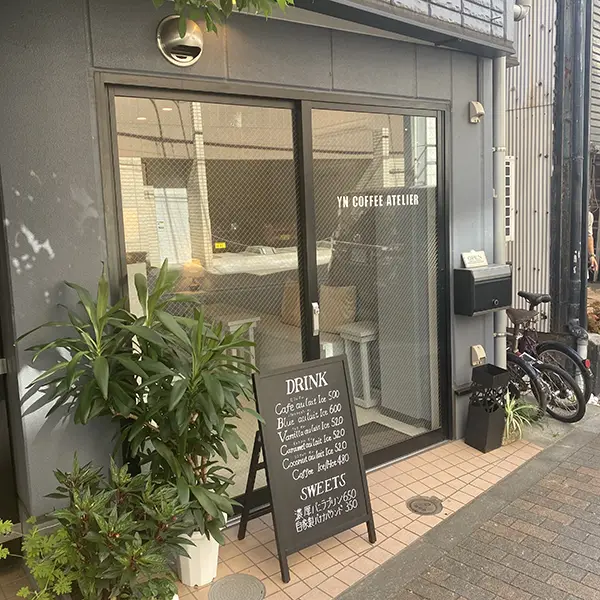 東京・田原町にあるカフェ「YN COFFEE ATELIER（ワイエヌ コーヒーアトリエ）」の外観