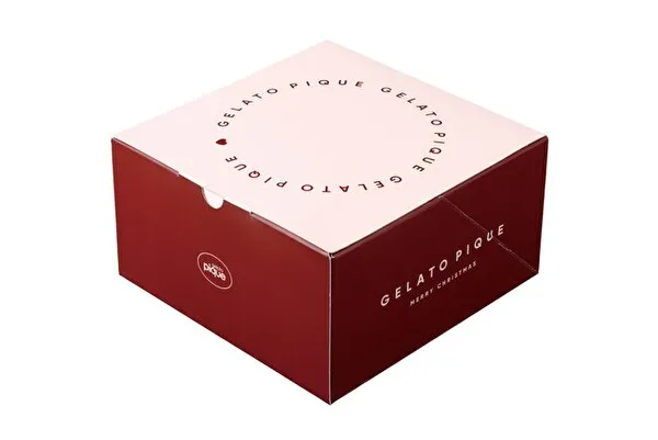 セブン-イレブンで販売される「ジェラート ピケ」の2023年クリスマスケーキ「クリームチーズと紅茶のピンクベアケーキ」の専用ボックス