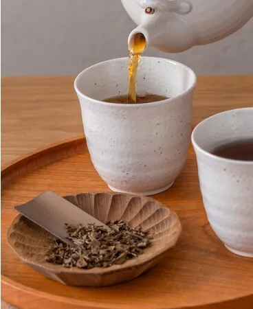 京都のカフェ「茶寮FUKUCHA」の季節限定メニュー「栗ほうじ茶最中」に使われる特別ブレンドのほうじ茶