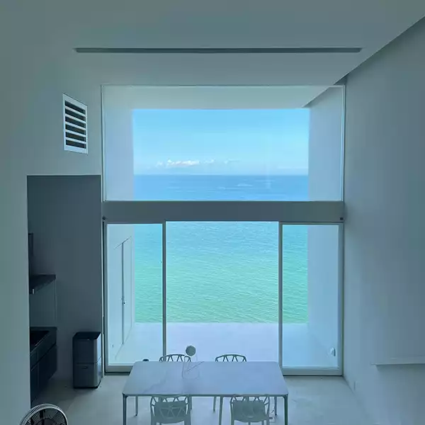 淡路島にあるホテル「S.STAIRS」の海が見えるリビング