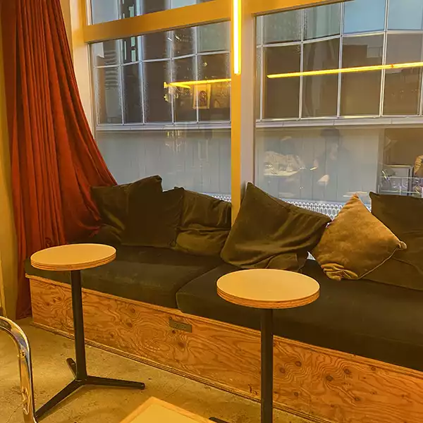 新宿にあるカフェ「BOOK AND BED TOKYO SHINJUKU」のソファ席