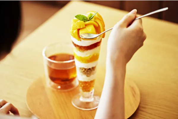 東京・自由が丘のお茶専門カフェ「THREE TEA CAFE」の秋限定メニュー「台湾茶で味わう マンゴーオレンジパフェ」と東方美人茶