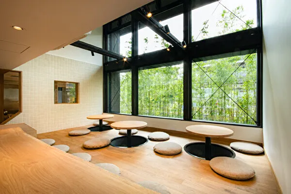 京都のカフェ「チャバティ嵐山」アフタヌーンティーが楽しめる開放的な小上がり空間