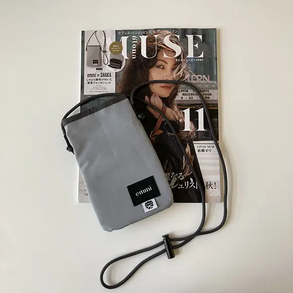 『otona MUSE 2023年 11月号 増刊』の雑誌表紙と付録の「emmi×SHAKA じゃばら財布が付いたフォンポシェット」の全体画像
