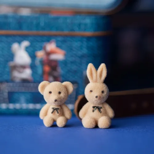ヘルシースイーツ専門「青山デカーボ」で販売される「ミニチュアのウサギやクマの人形付き　ぬいぐるみ缶 グルテンフリー＆プラントベース　ダージリンティークッキー6個入」に入っているおまけの人形
