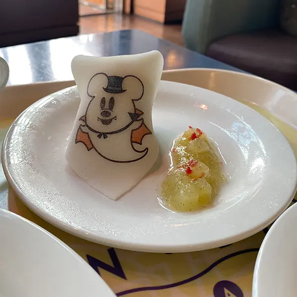 東京ディズニーシーのホライズンベイ・レストランで食べられる「スペシャルセット」のムースケーキ