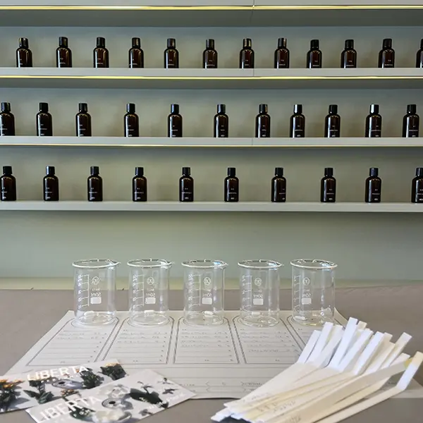 オーダーメイドパフュームブランド「Liberta Perfume（リベルタパフューム）」のラボパフューマリー中目黒店で行うフルオーダー調香体験の様子