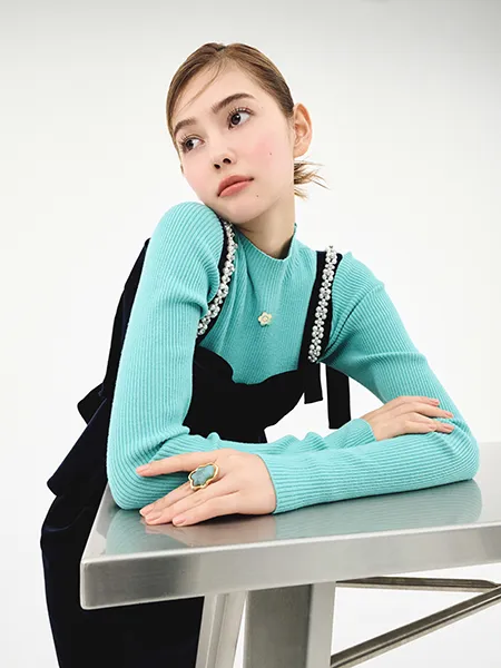 LILY BROWNとMARY QUANTのコラボコレクションの「『LILY BROWN×MARY QUANT』ハイネックリブニット」着用画像