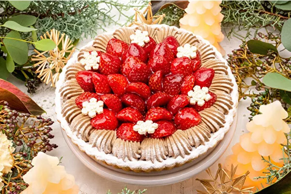 フルーツタルト専門店「キル フェ ボン」の2023年クリスマスケーキ「イチゴとチョコレートクリームのタルト」