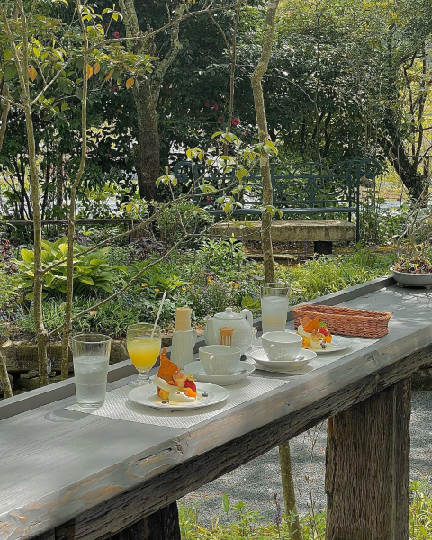 大阪・豊野にあるレストランカフェ「野間の森 MIGIWA」はテラス席も利用可能