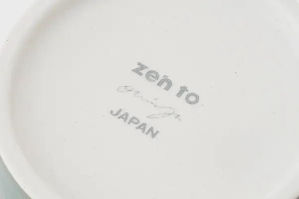 陶磁器メーカー「中善」が手がけるオリジナルブランド「zen to」のマグカップ底面