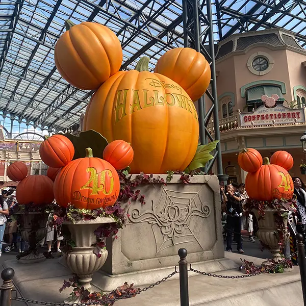 ディズニー・ハロウィーン」が開幕！かぼちゃの飾りにお菓子の