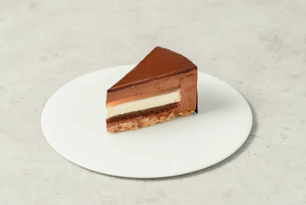 Patisserie Minimal 祖師ヶ谷大蔵店のシグネチャー「チョコレートケーキ」ピース