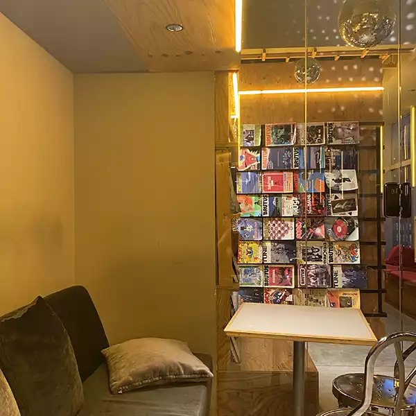新宿にあるカフェ「BOOK AND BED TOKYO SHINJUKU」の本が読める部屋